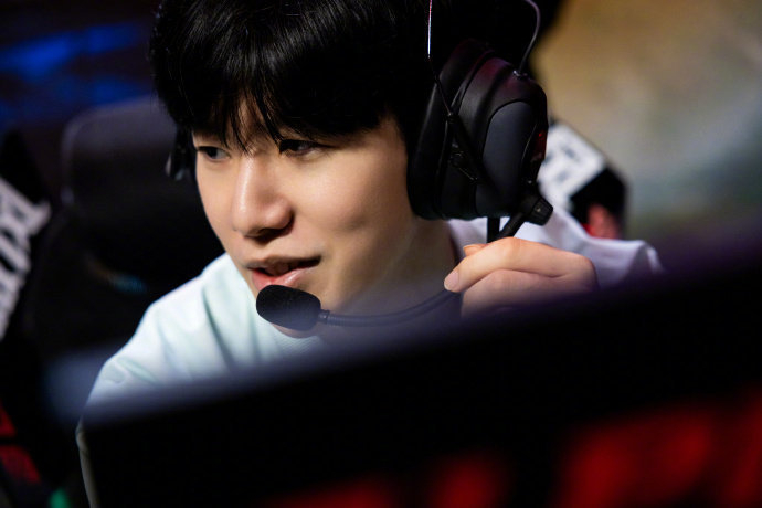 通过灵巧的 通过灵巧的